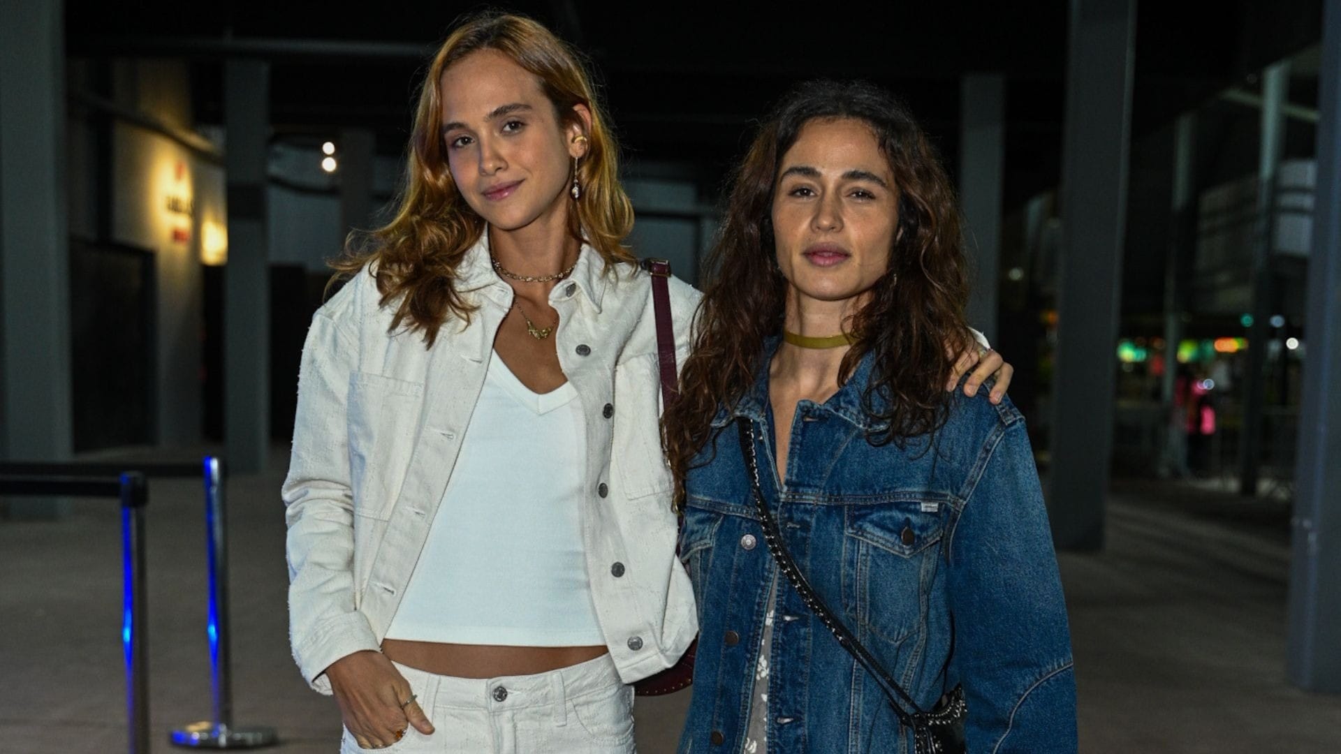 Assumiram? Nanda Costa curte show de Rosalía ao lado de Emilie Rey