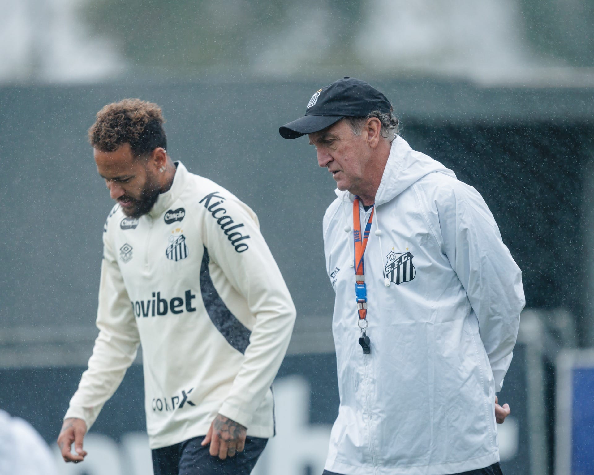 Jogadores do Santos têm reunião com torcida organizada no CT; entenda