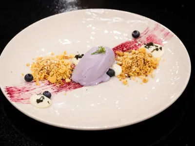Sorvete de baunilha com calda de frutas vermelhas no nitrogênio líquido, farofa doce e ganache de chocolate branco | Band Receitas