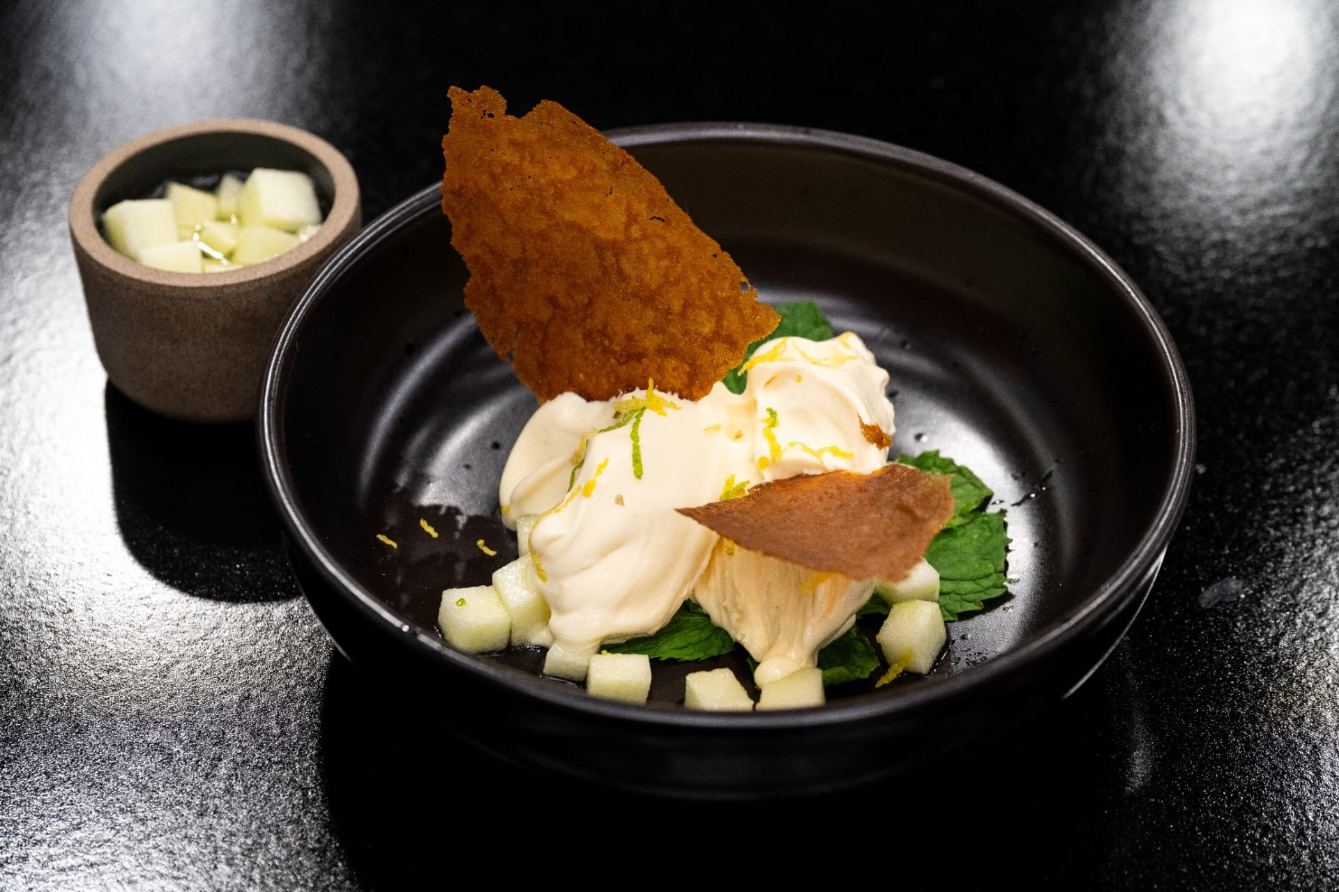 Sorvete de caipirinha com chocolate branco, calda de cachaça com maçã verde e tuile crocante de mel no nitrogênio | Band Receitas