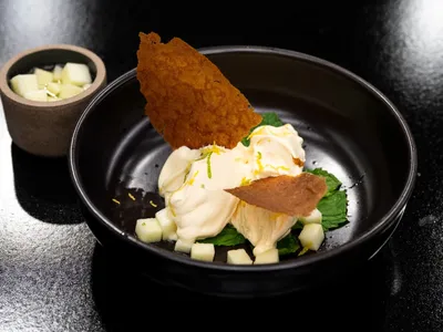 Sorvete de caipirinha com chocolate branco, calda de cachaça com maçã verde e tuile crocante de mel no nitrogênio | Band Receitas