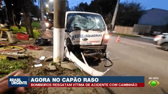 Passageiro fica preso em caminhão após batida no Capão Raso, em Curitiba