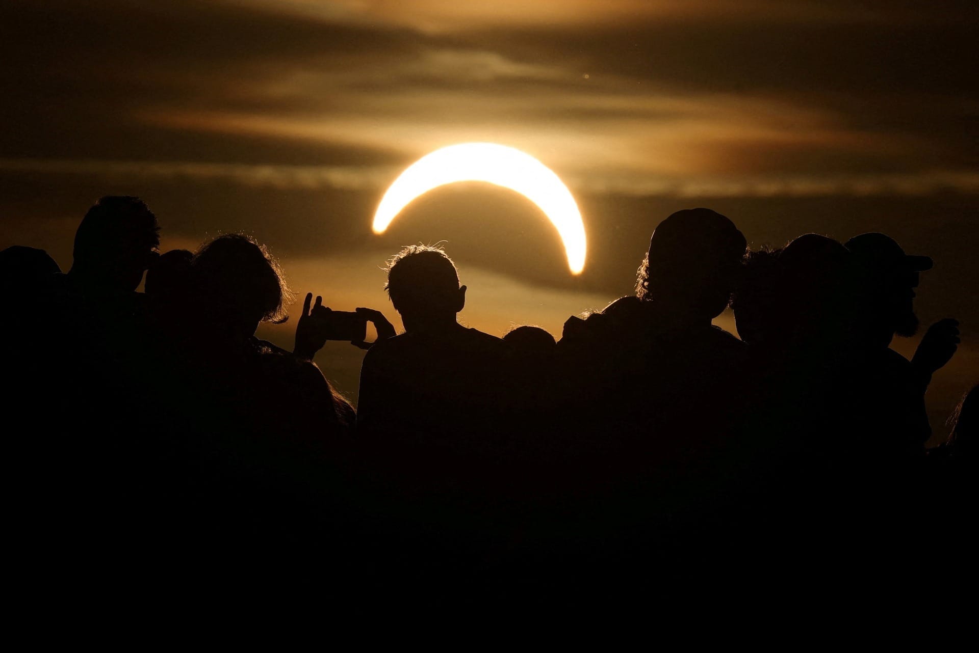 Eclipse leva dezenas de pessoas a hospitais na Alemanha; entenda os riscos