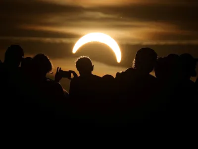 Eclipse leva dezenas de pessoas a hospitais na Alemanha; entenda os riscos