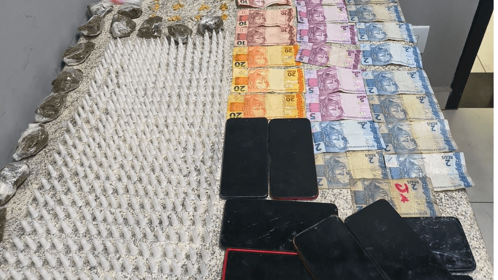Polícia prende homem com dinheiro, drogas e réplica de arma de fogo