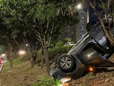 Idosa perde controle e capota veículo na Rodovia Francisco Von Zuben