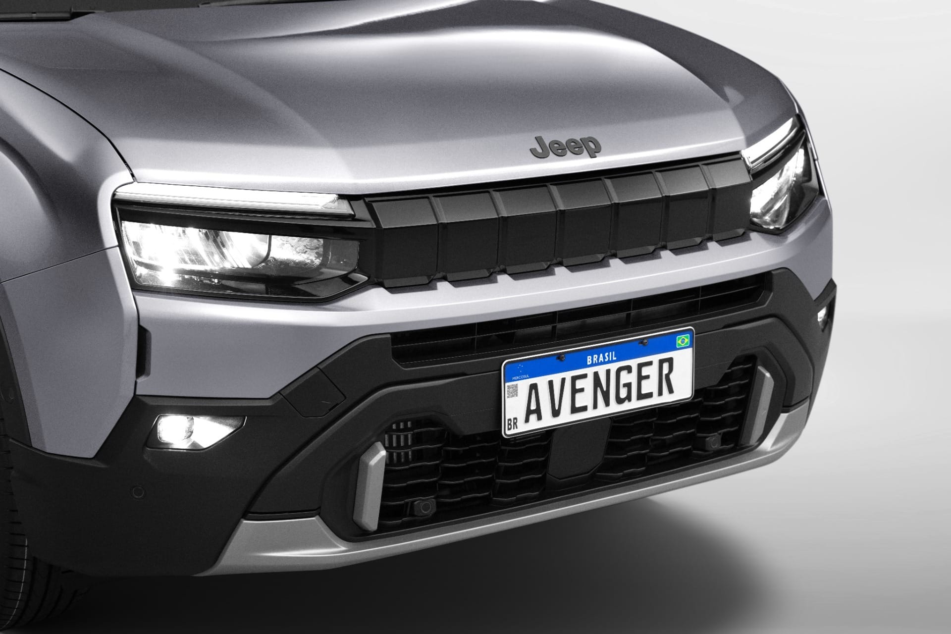 Jeep Avenger Longitude combina iluminação Full LED e nova identidade visual