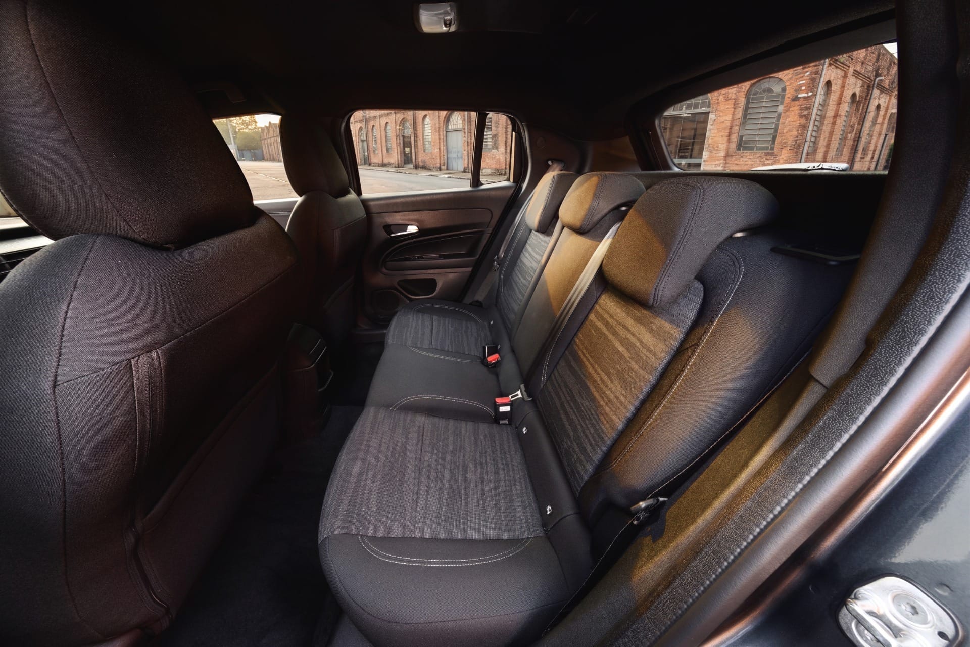 Jeep Avenger oferece espaço para passageiros no banco traseiro
