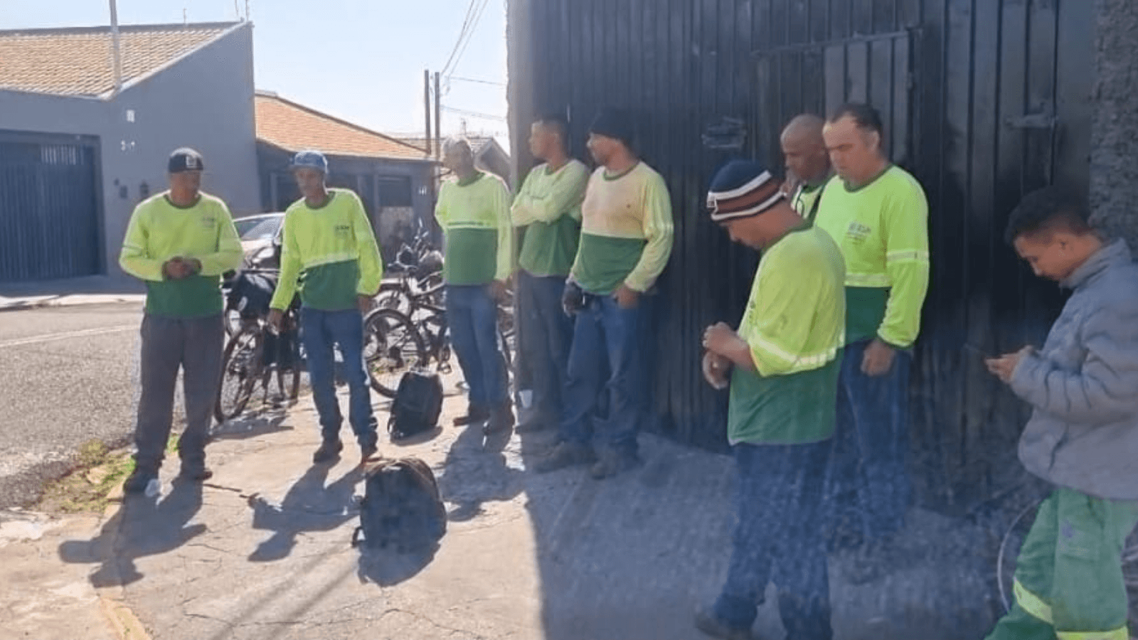 Técnicos de serviços de manutenção paralisam atividades em Bauru