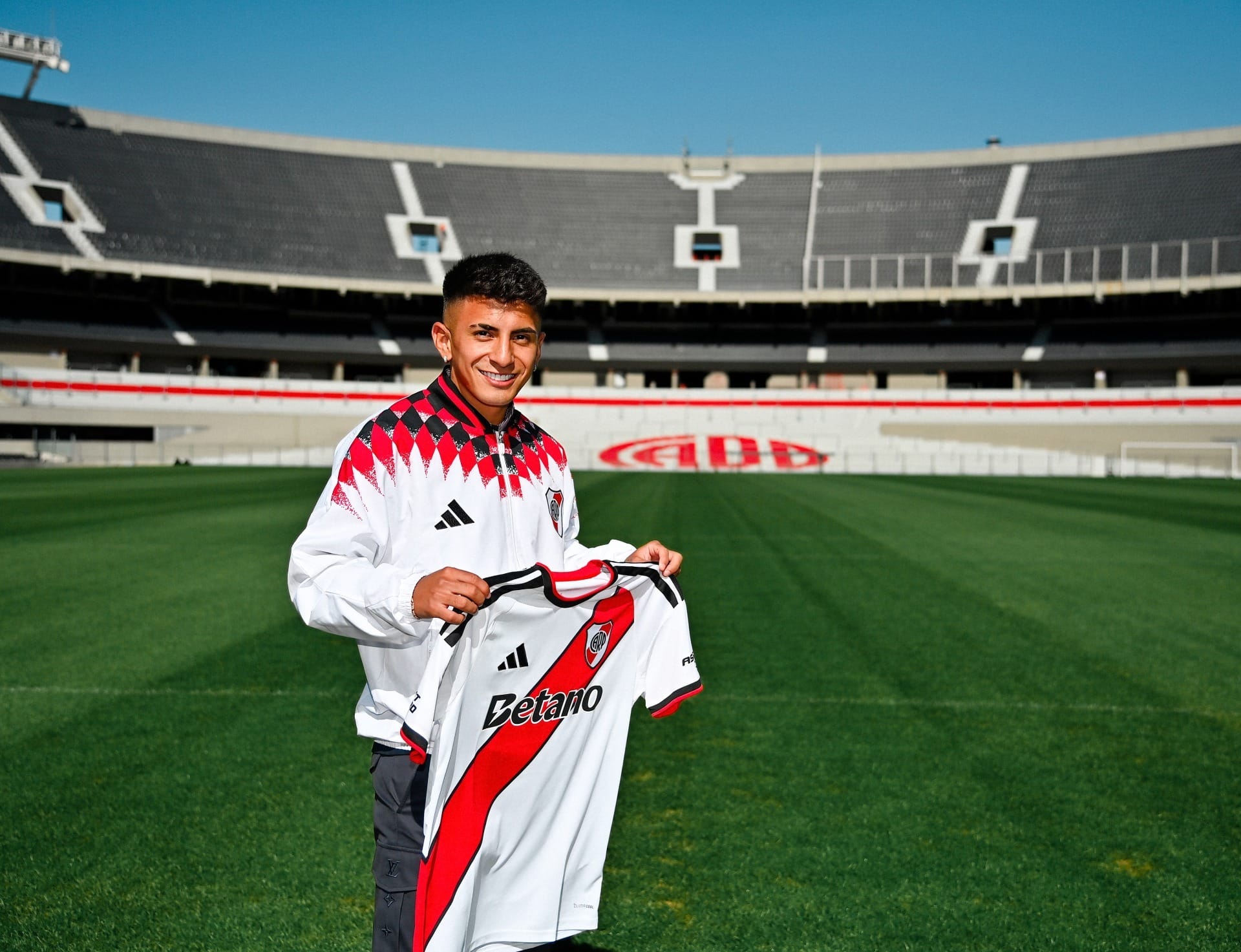Almada explica ida ao River Plate após frustrar Flamengo em negociação