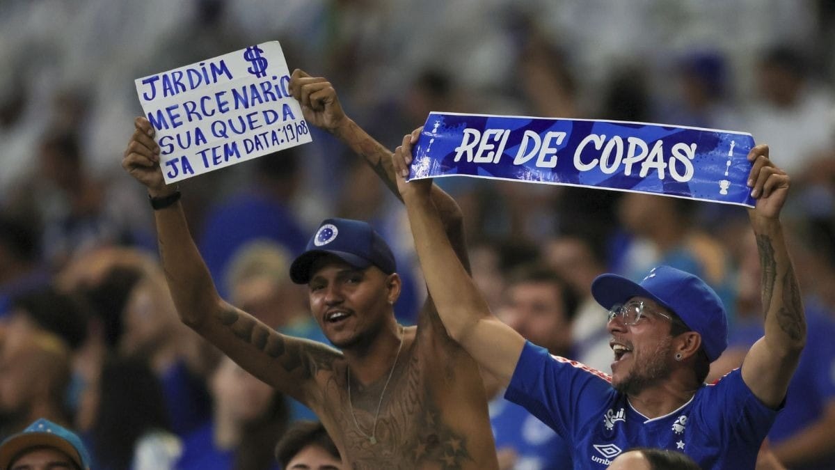 Torcida do Cruzeiro xinga e protesta contra Leonardo Jardim no Mineirão