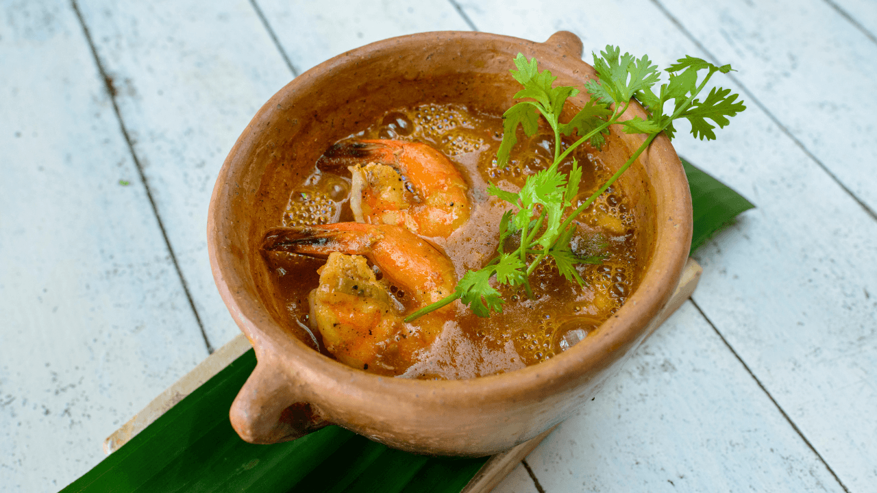 Reaproveite as cascas e a cabeça do camarão em um delicioso caldo caseiro