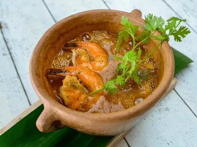 Reaproveite as cascas e a cabeça do camarão em um delicioso caldo caseiro