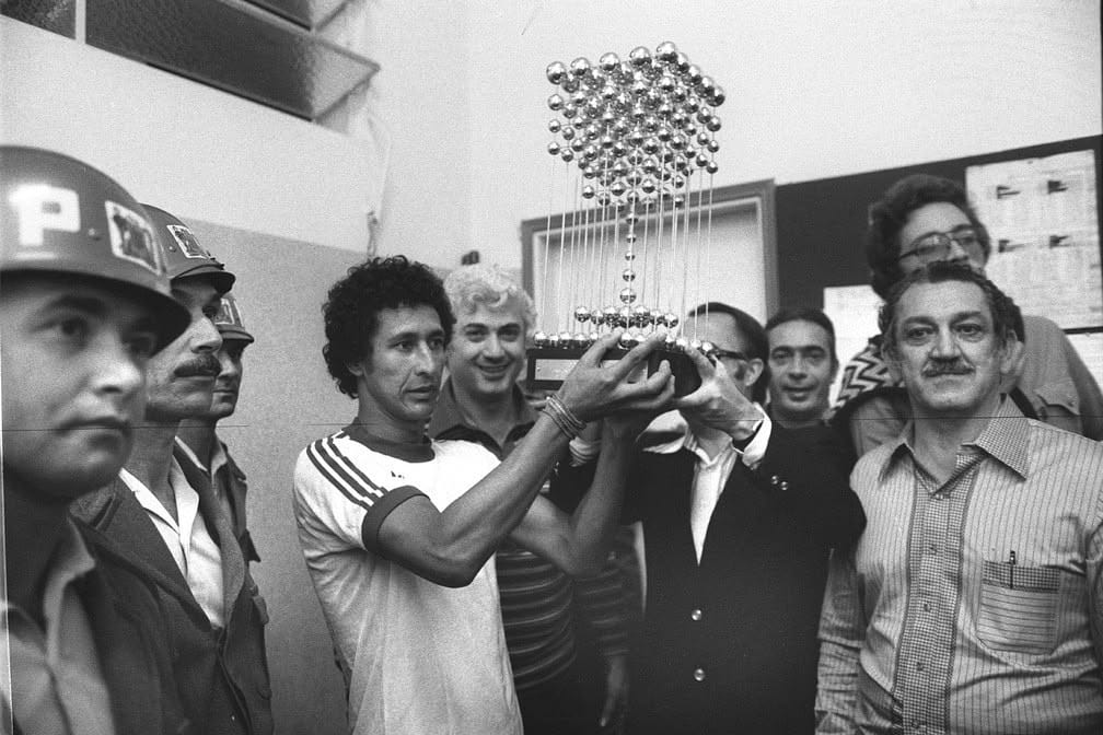 Capitão Édson levanta a taça das bolinhas