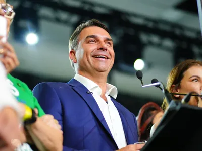 Flávio propõe limitar STF, reduzir maioridade e acabar com reeleição
