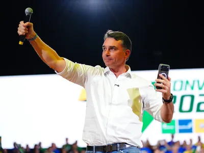 TSE restabelece filiação de Flávio ao PL e libera registro de candidatura