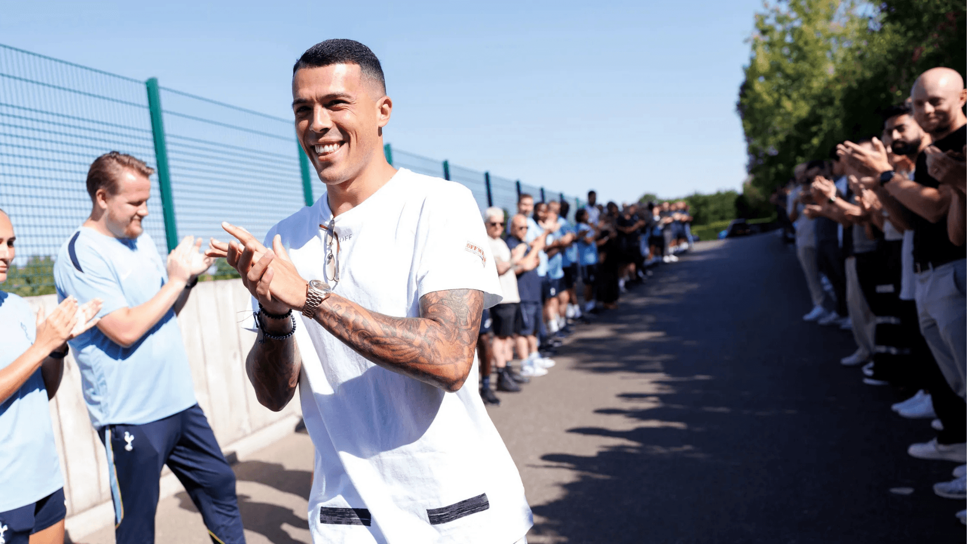 Lateral da Espanha tem recepção de herói na volta ao Tottenham; assista