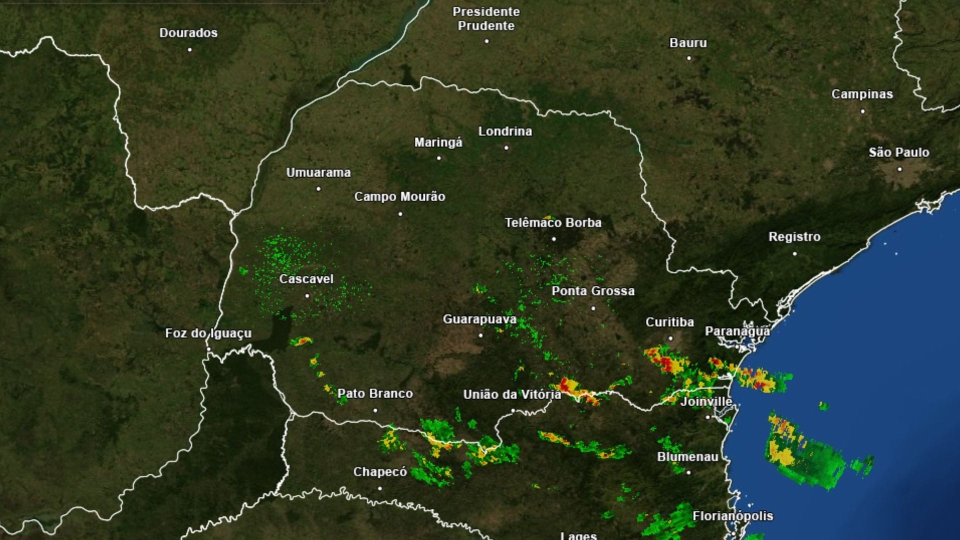 Nuvens carregadas sobre Fazenda Rio Grande na tarde desta quinta-feira