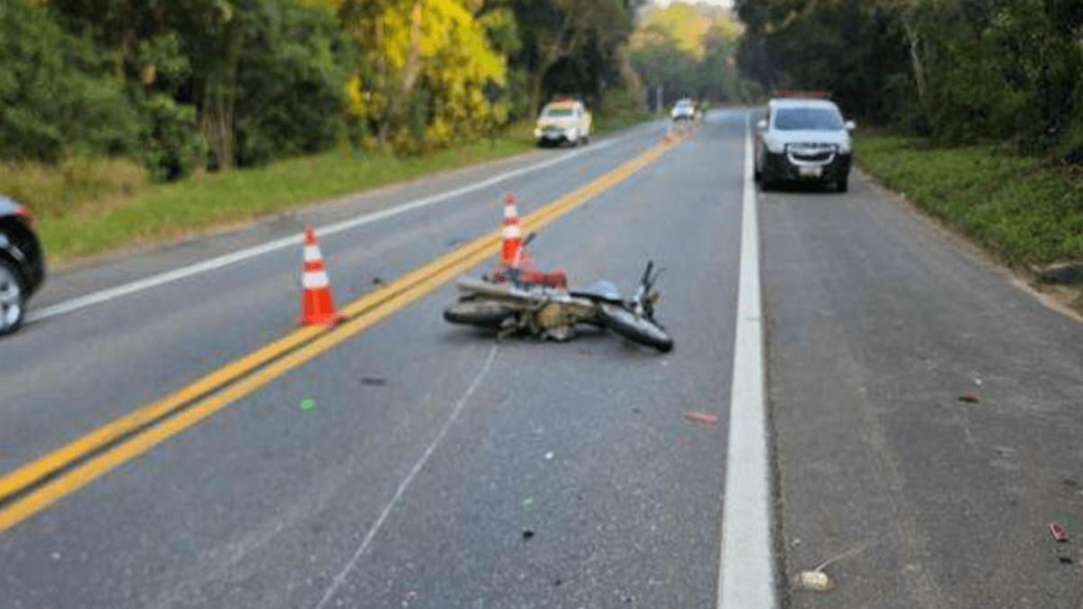 Após colisão, motociclista é atropelado por carro em rodovia em Cunha