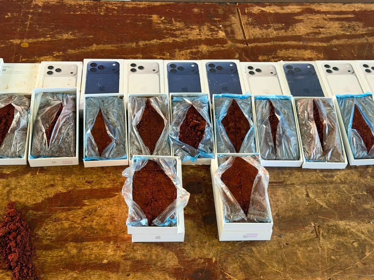 Receita apreende caixa com terra no lugar de iPhones na Ponte da Amizade