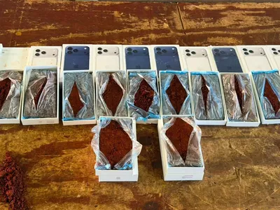 Receita apreende caixa com terra no lugar de iPhones na Ponte da Amizade