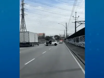 Briga de trânsito termina com carro arrastado por caminhão no Rio