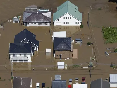 Chuva recorde no Japão inunda ruas, mata 5 e deixa milhares de ilhados