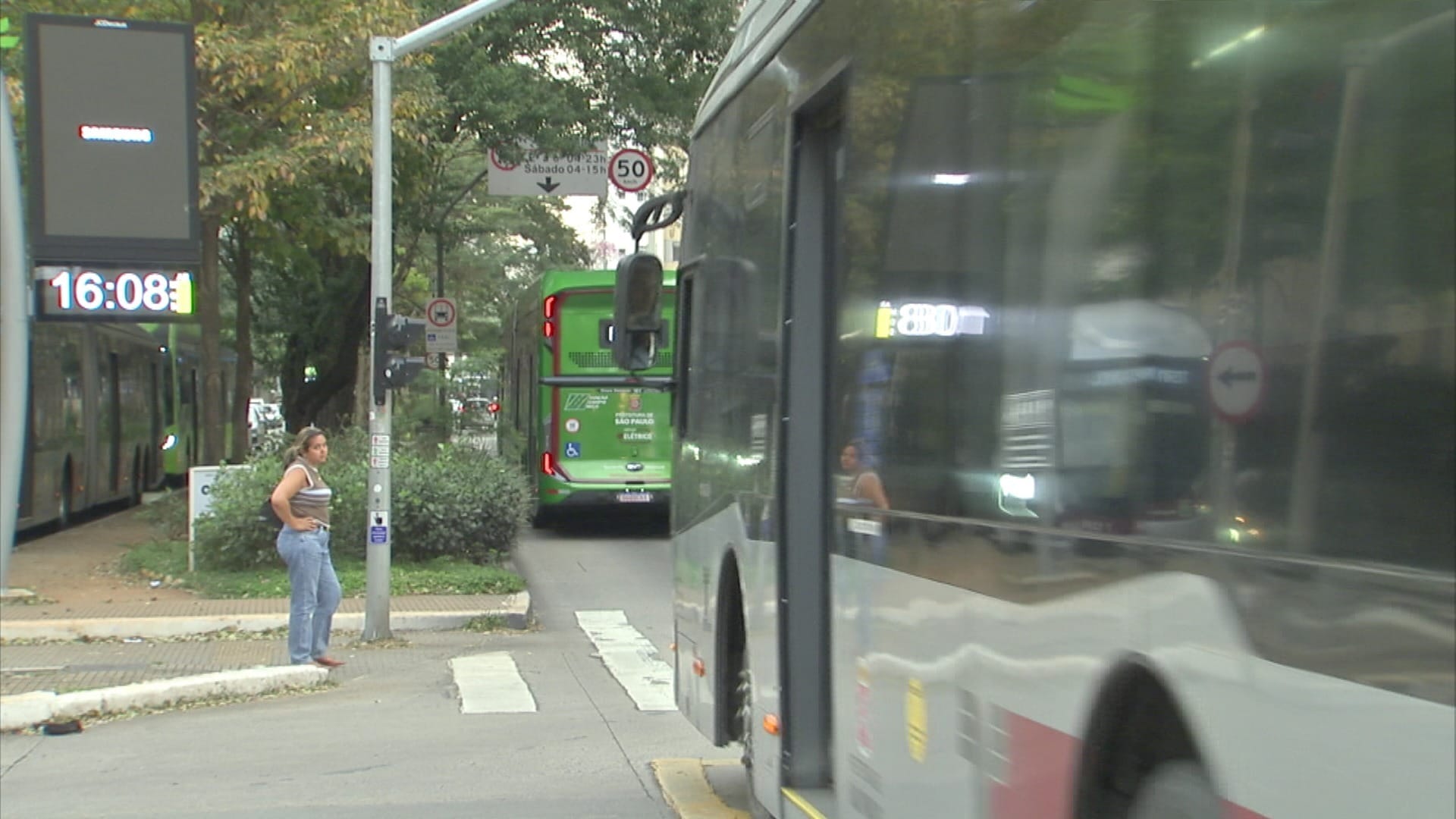 Metade dos motoristas de ônibus em SP acumula jornada com aplicativos