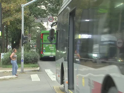 Metade dos motoristas de ônibus em SP acumula jornada com aplicativos