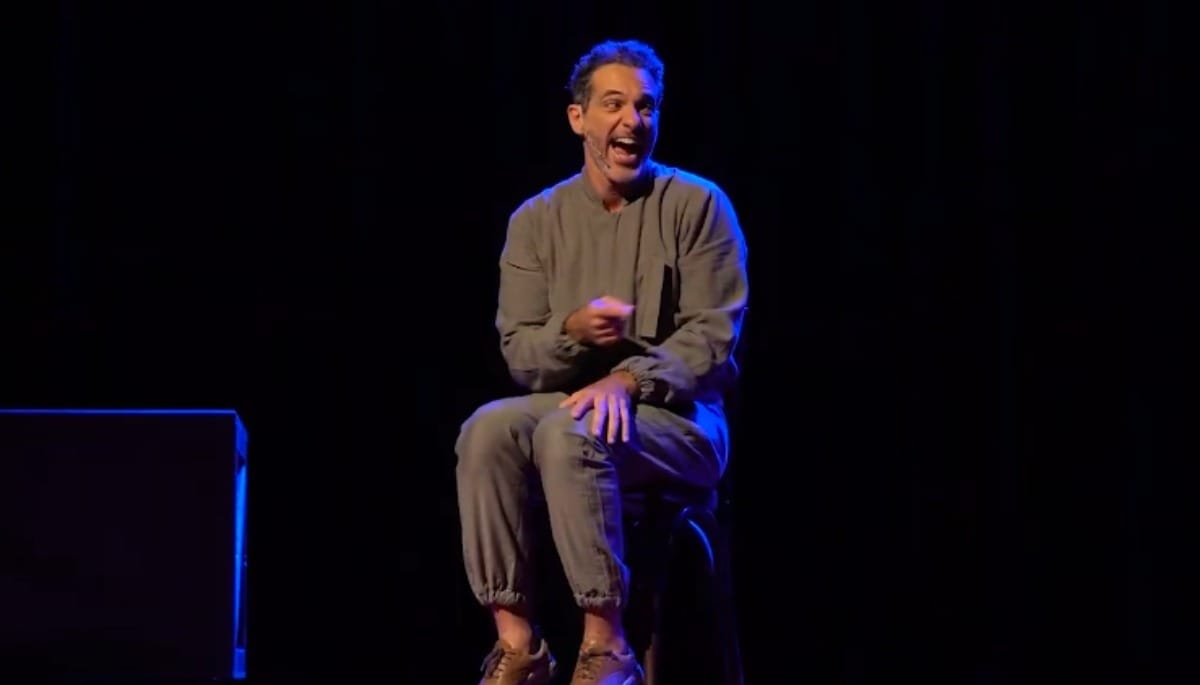 Em peça, Mouhamed Harfouch brinca sobre confusões com nome "diferente"
