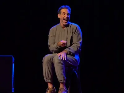 Em peça, Mouhamed Harfouch brinca sobre confusões com nome "diferente"