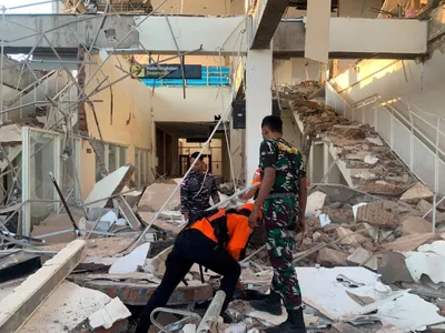 Terremoto de 7,7 graus atinge a Indonésia, e alerta de tsunami é acionado
