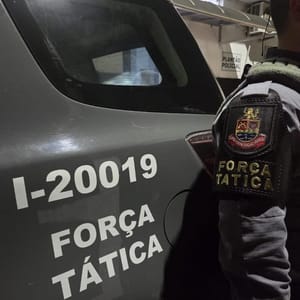 Bandidos atacam farmácia, trocam tiros com PM e dois são presos em SP
