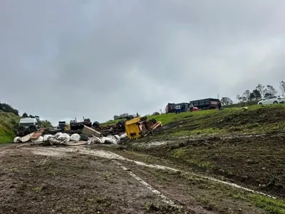 Tombamento de caminhão na BR-277 em Balsa Nova deixa quatro feridos