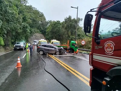 Colisão frontal deixa três vítimas na Rio-Santos em Caraguatatuba
