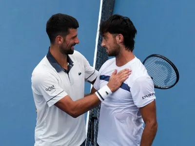 Argentino surpreende, vence Djokovic de virada e avança em Cincinnati