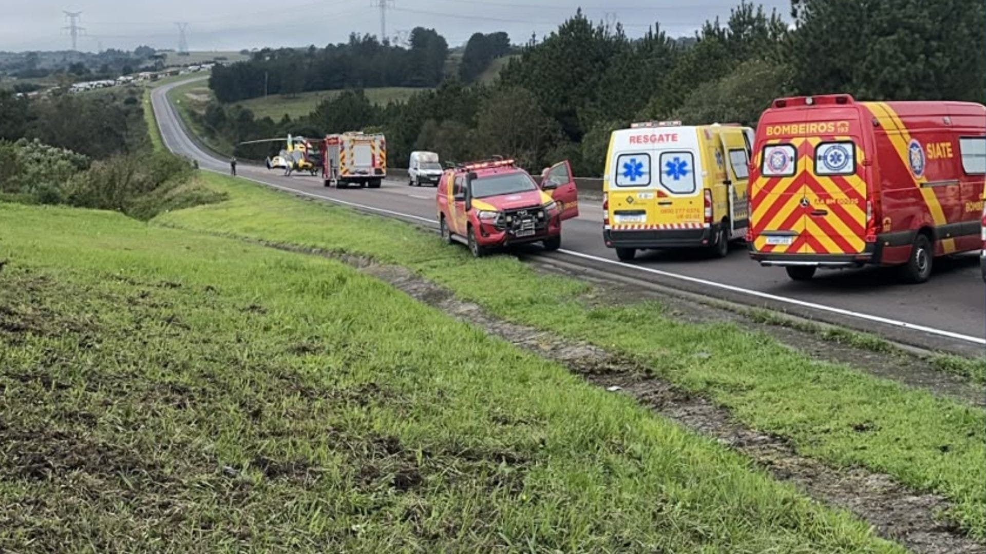 Equipes de socorro atuam em acidente na BR-277