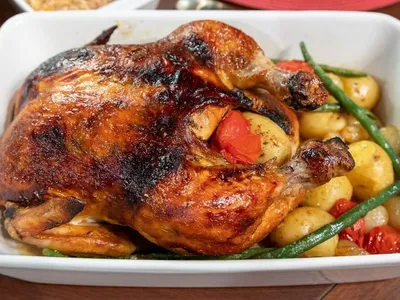 Frango assado perfeito: aprenda a fazer o clássico de padaria na sua casa