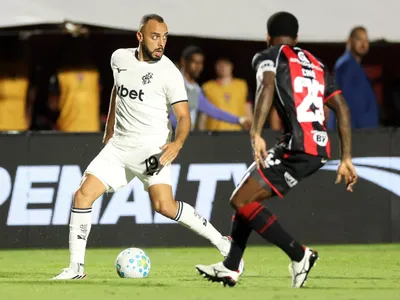 Arthur Cabral discute com técnico do Vitória e é expulso após o fim do jogo