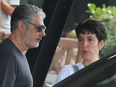 William Bonner e a esposa, Natasha Dantas, curtem domingo no RJ