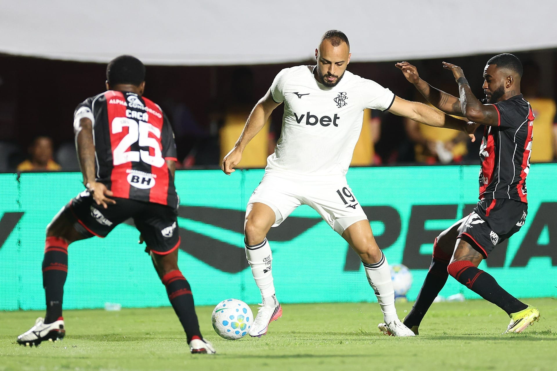 Vitória bate Botafogo no Barradão e ganha fôlego contra o Z-4 do Brasileiro