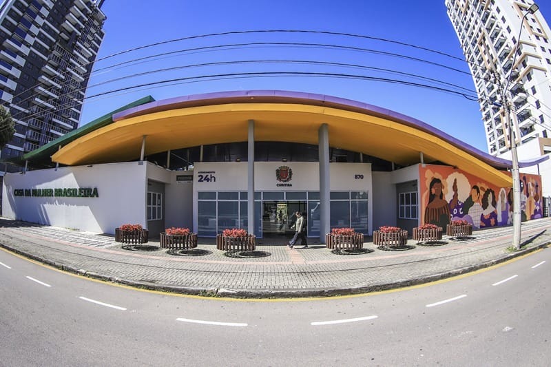 Mulher tem 65% do corpo queimado após ser atacada em Curitiba