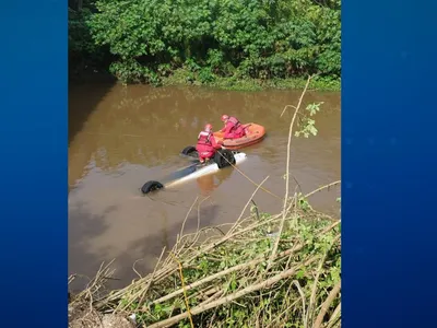Corpo de mulher é encontrado após carro cair em rio em Pinhais