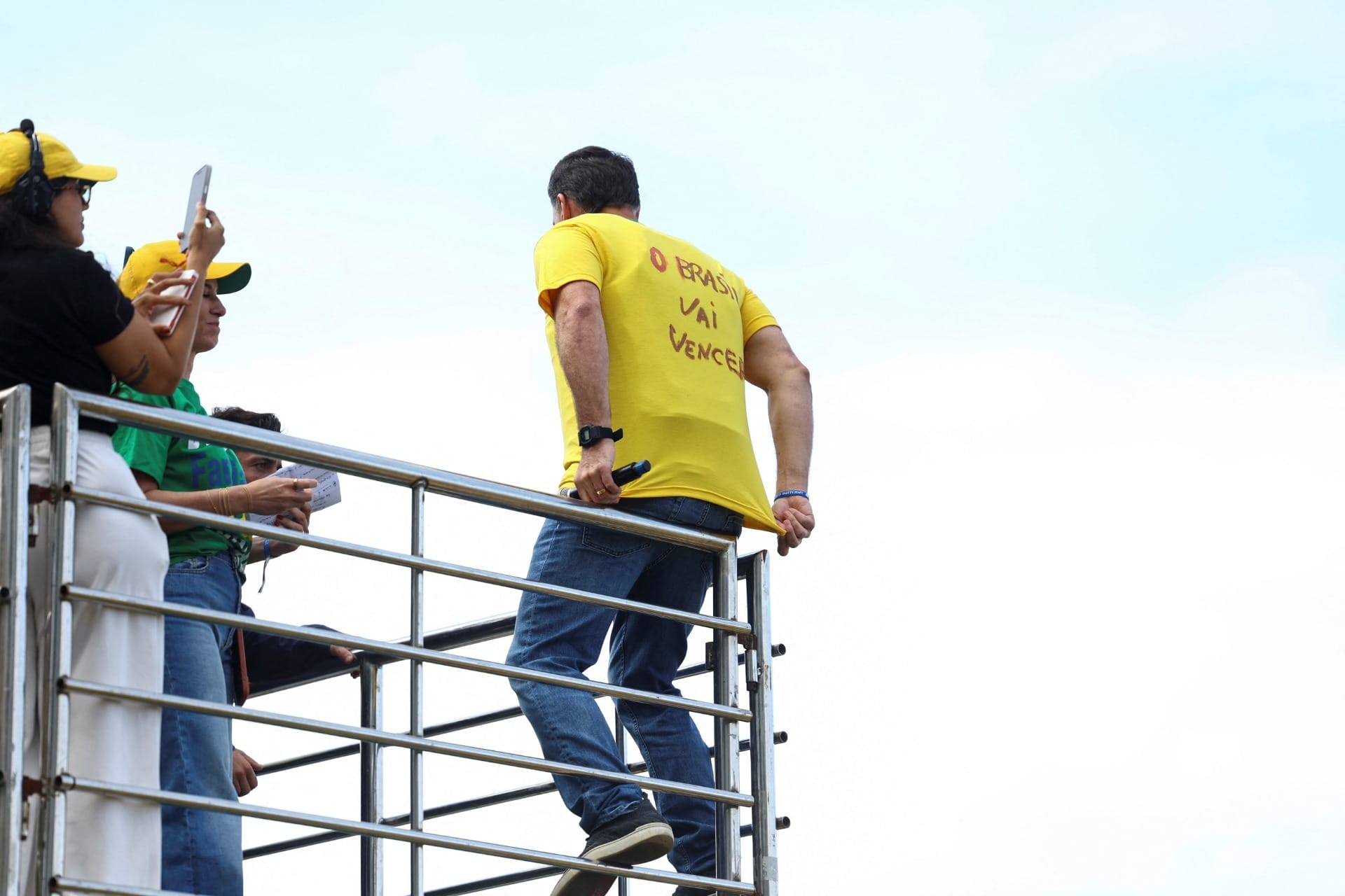 Flávio Bolsonaro lança campanha em Copacabana e manda mensagem com batom