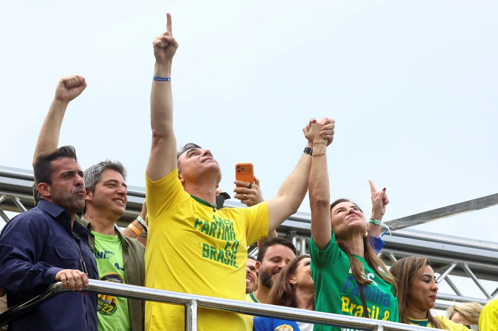 Flávio Bolsonaro ultrapassa Lula numericamente pela 1ª vez no 2º turno