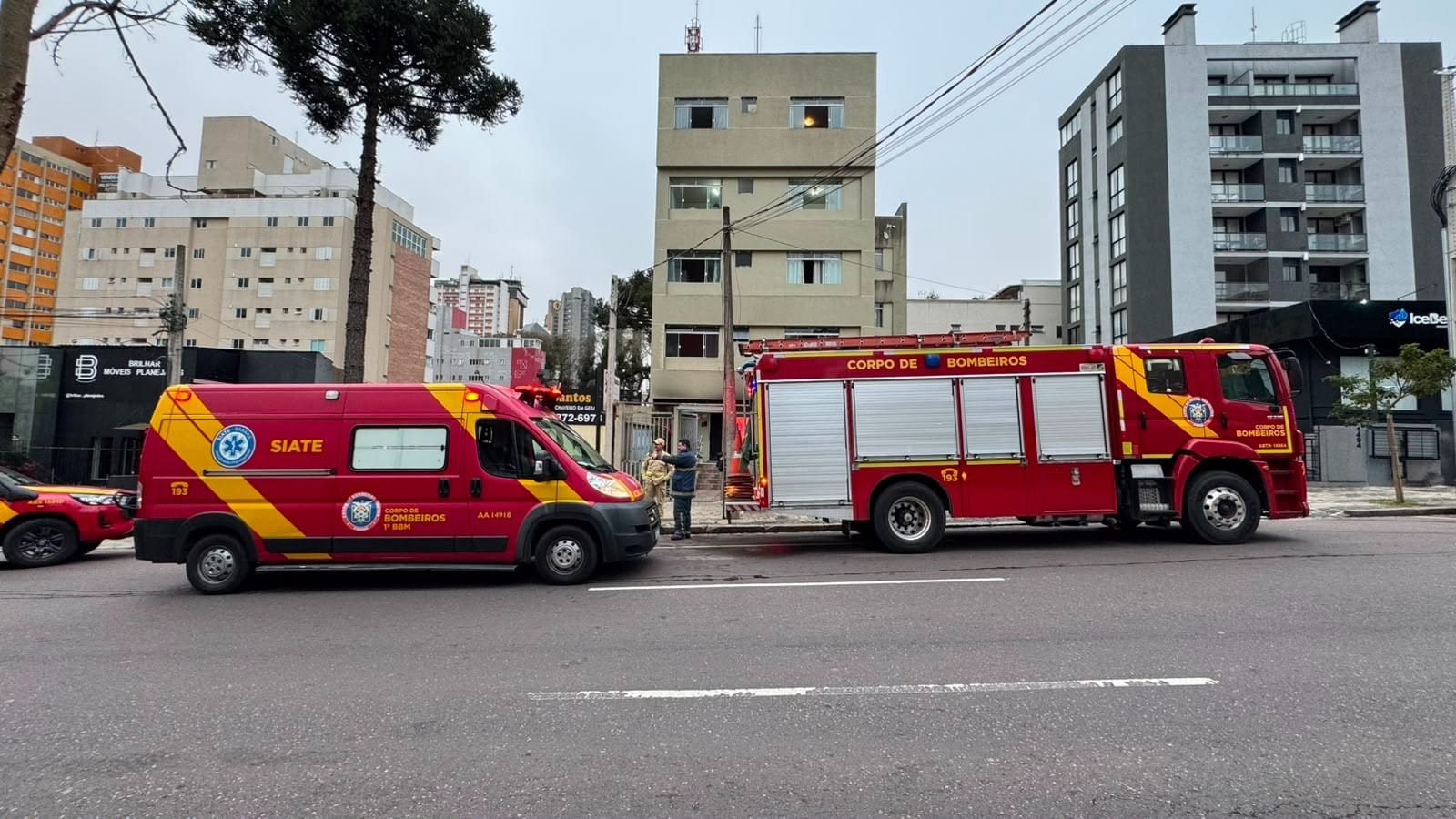 Incêndio em prédio deixa seis feridos e causa pânico no Bigorrilho