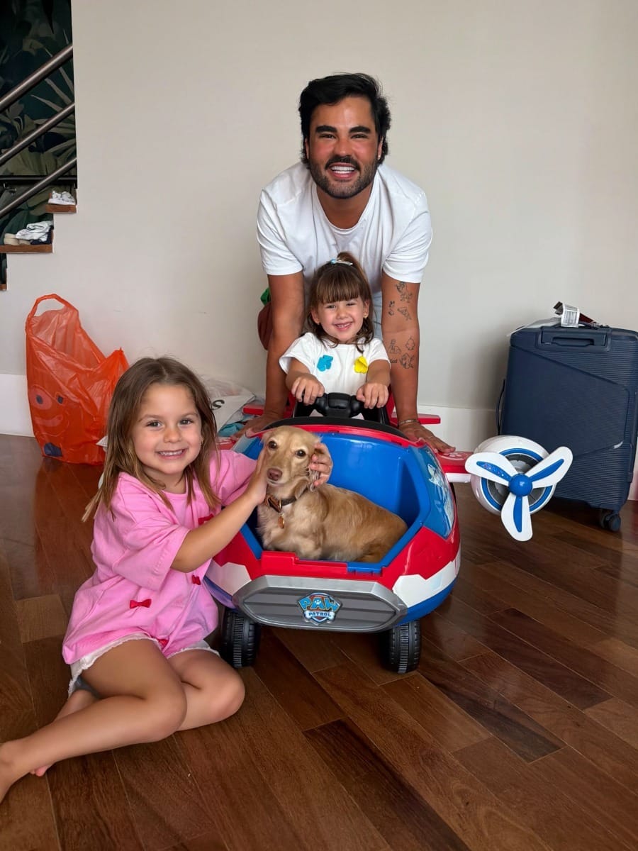 Lucas Guedez com as filhas de Virginia Fonseca