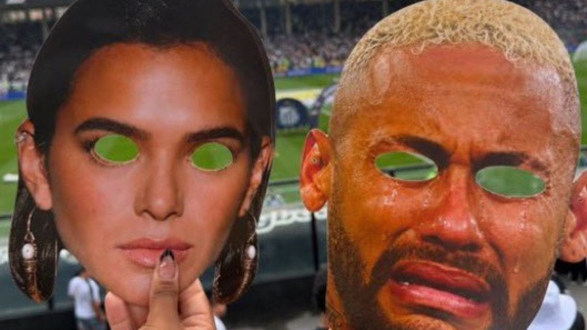 Torcida do Vasco provoca Neymar com máscaras de choro e de Bruna Marquezine