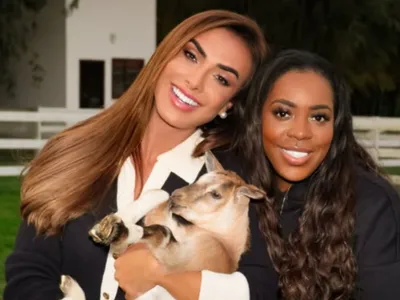 Nicole Bahls posa com mãe de Vini Jr. e cabrito batizado com nome do craque