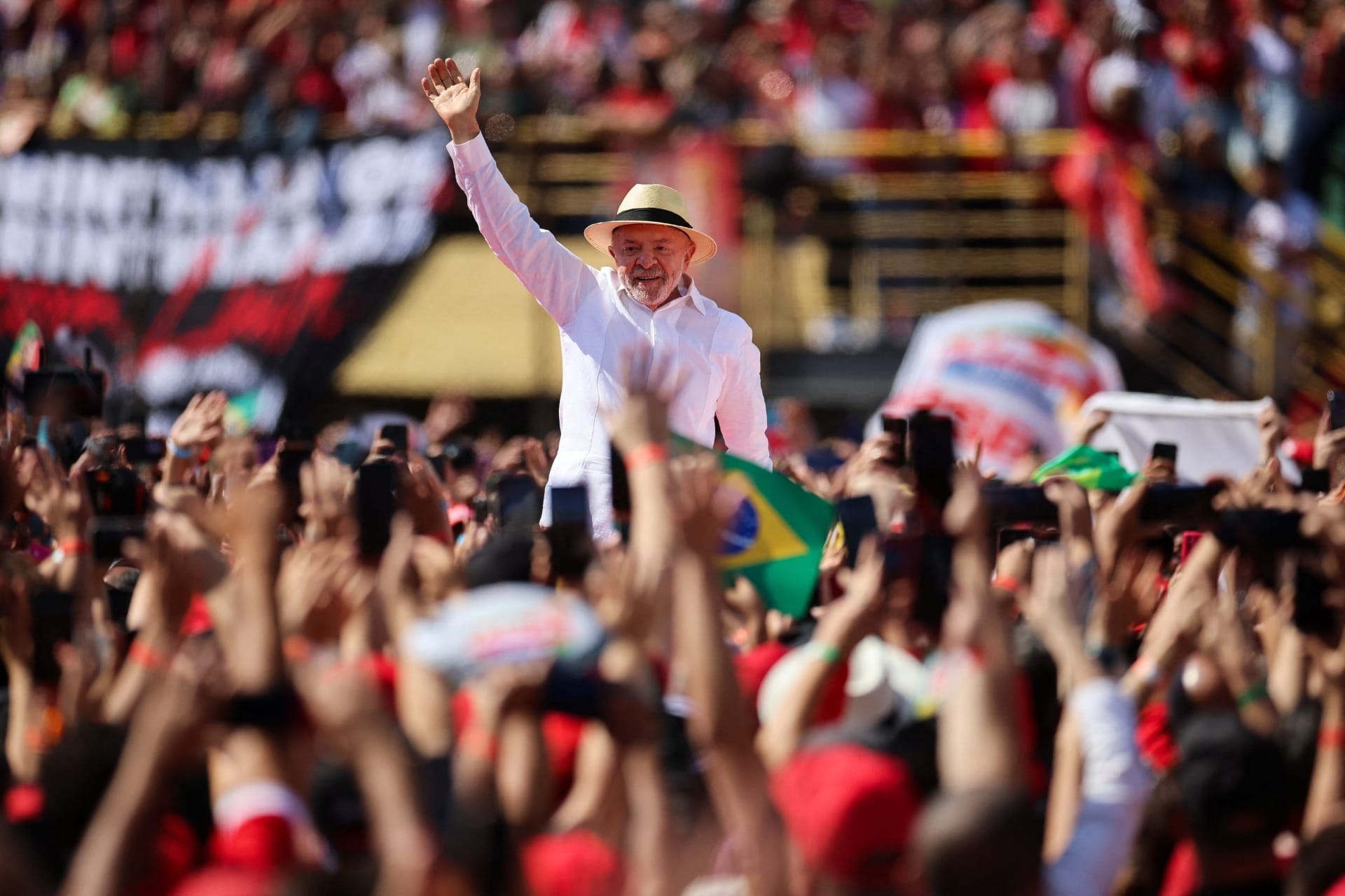 Lula lança campanha de chapéu e com vídeo ao Lula de 1979: “Nem imaginava”